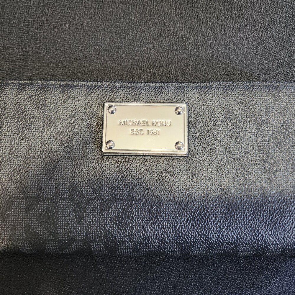 Michael Kors EUC Black Zip Around Wallet